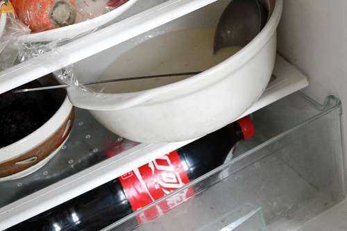 Как убрать из холодильника запах плесени